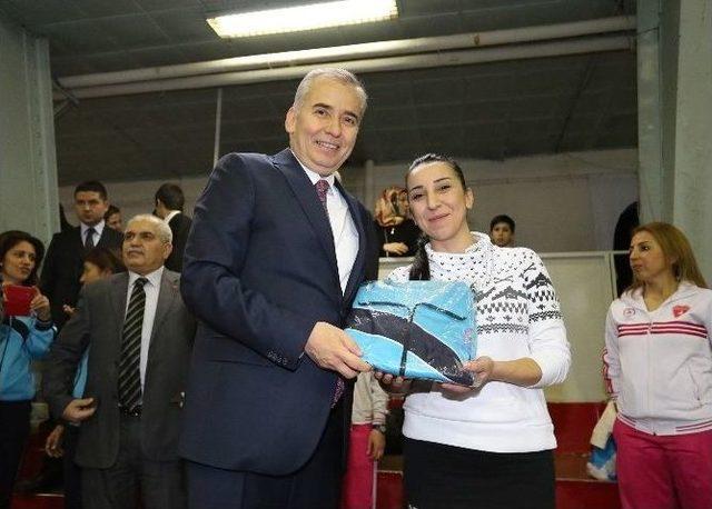 Pilates Yapan Kadınlara Başkan Zolan’dan 4 Bin Eşofman