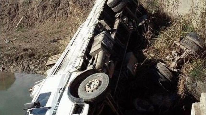 Kamyon Dereye U&ccedil;tu: 1 Yaralı