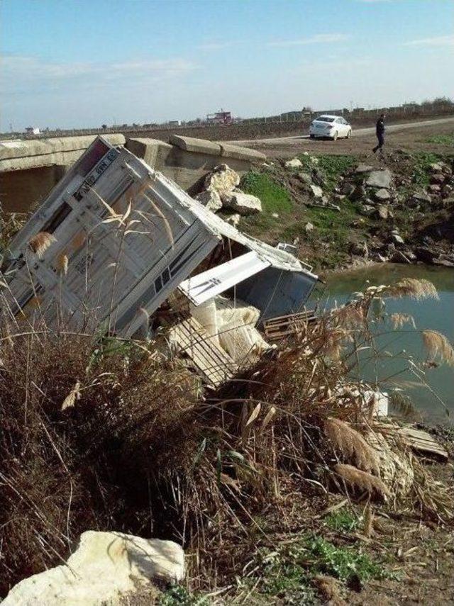 Kamyon Dereye U&ccedil;tu: 1 Yaralı 1