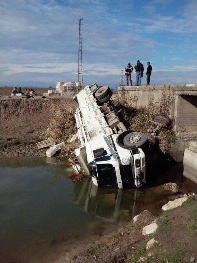 Kamyon Dereye U&ccedil;tu: 1 Yaralı 2