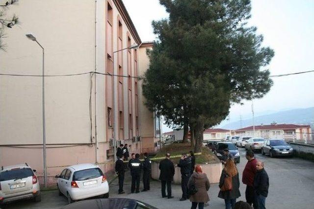 Kardeşi Pencerede Yakaladı, Elbiseleri Yırtılınca 3.kattan D&uuml;şt&uuml; 1