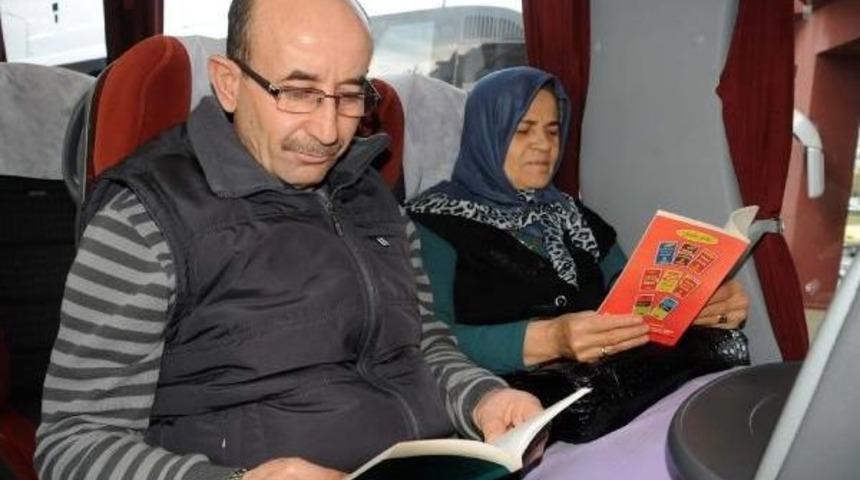 Tokat'ta Otob&uuml;s Yolcularına Kitap Hediye Edildi