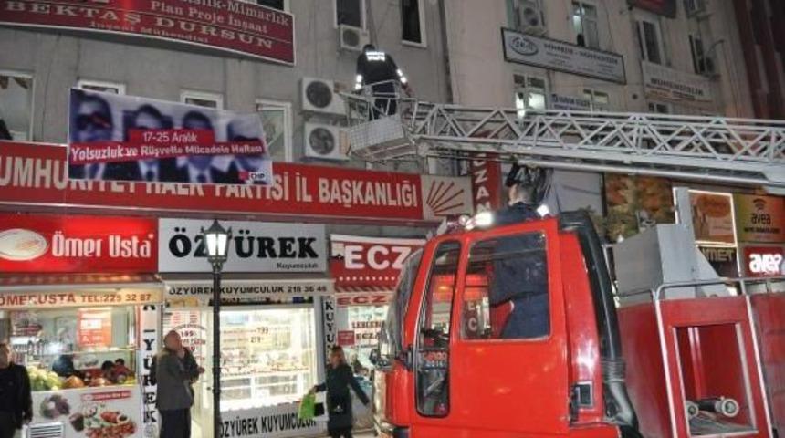 Polis, Chp Binasındaki R&uuml;şvet Pankartını İndirtti