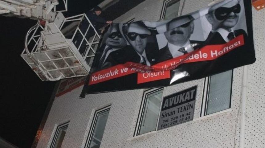 Chp&rsquo;deki Asılı Pankart Mahkeme Kararıyla İndirildi