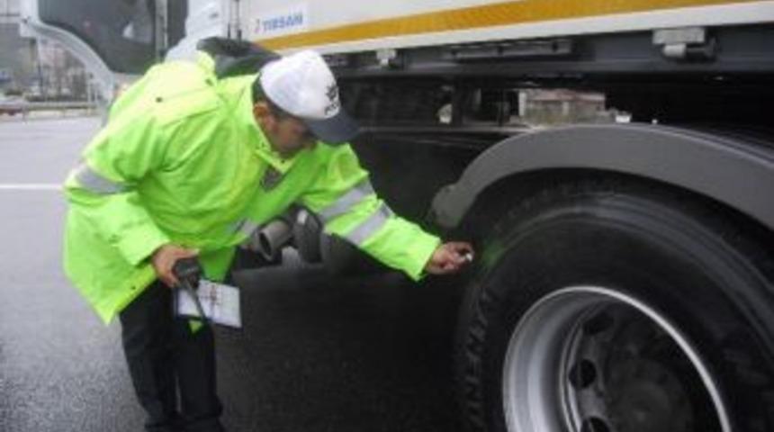 D&uuml;zce&rsquo;de Kış Lastiği Denetimi Sıklıkla Devam Ediyor