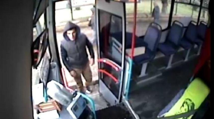 Durakta Bekleyen Dolmuştaki Cep Telefonunu &Ccedil;aldı