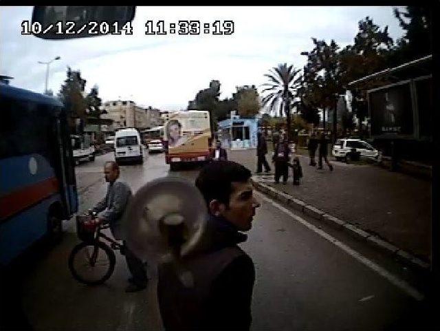 Durakta Bekleyen Dolmuştaki Cep Telefonunu &Ccedil;aldı 2