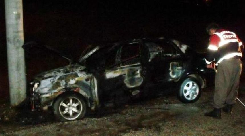 Beton Elektrik Direğine &Ccedil;arpan Otomobil Yandı