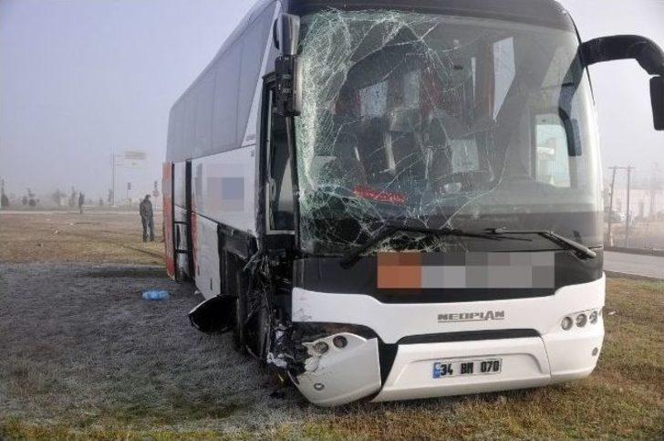 Sandıklı’da Otobüs İle Kamyon Çarpıştı: 3 Yaralı