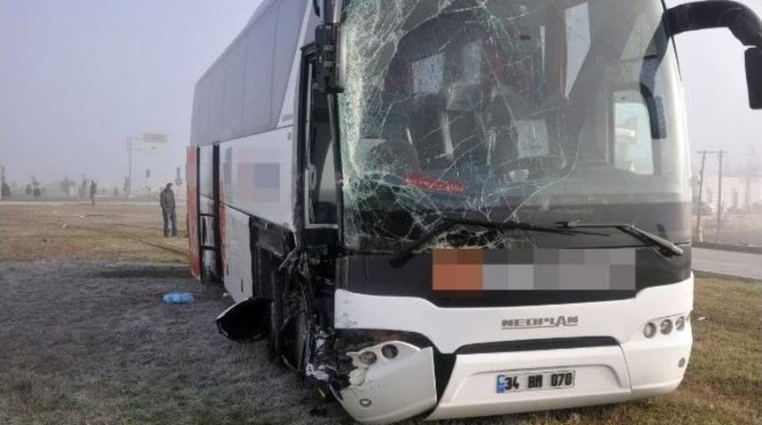 Sandıklı&rsquo;da Otob&uuml;s İle Kamyon &Ccedil;arpıştı: 3 Yaralı