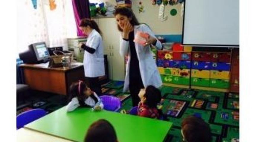 Ana Sınıfı &Ouml;ğrencilerine Flor&uuml;r Vernik Uygulaması