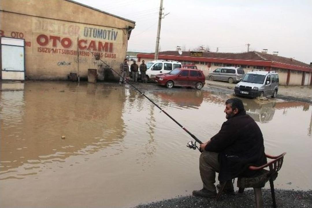 Esnaf, G&ouml;le D&ouml;nen Caddeye Olta Atarak Tepki G&ouml;sterdi