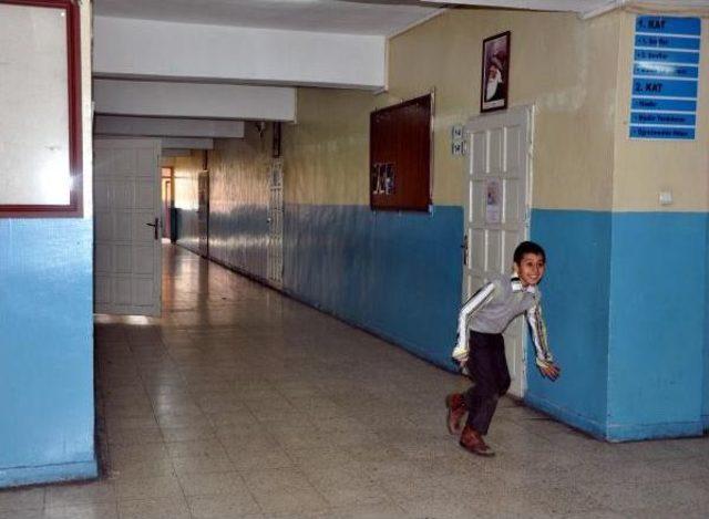 Sınıfın Kapı Kolu 6 Yaşındaki Kadir'i Gözünden Etti