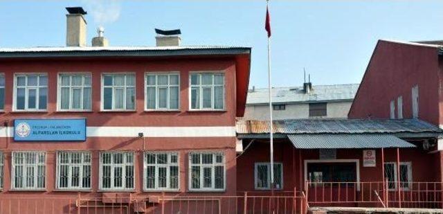 Sınıfın Kapı Kolu 6 Yaşındaki Kadir'i Gözünden Etti