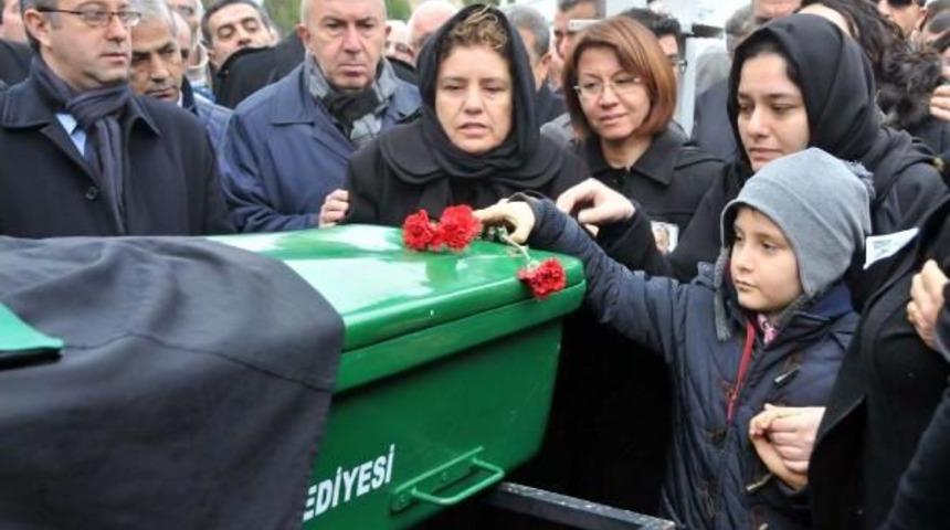 &Ouml;ld&uuml;r&uuml;len Avukat Son Yolculuğuna Uğurlandı