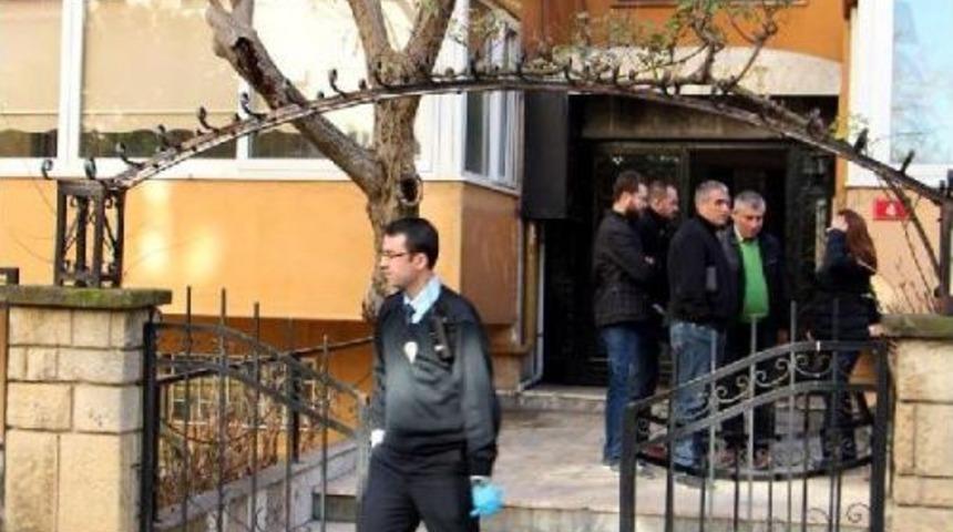 Psikolojik Rahatsızlığı Olan Gen&ccedil;, Annesini Bı&ccedil;aklayarak &Ouml;ld&uuml;rd&uuml;