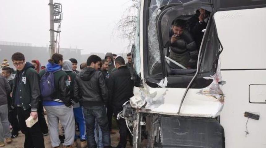 U.&uuml;. Amerikan Futbol Takımını Taşıyan Otob&uuml;s Kamyonete &Ccedil;arptı: 1 Yaralı