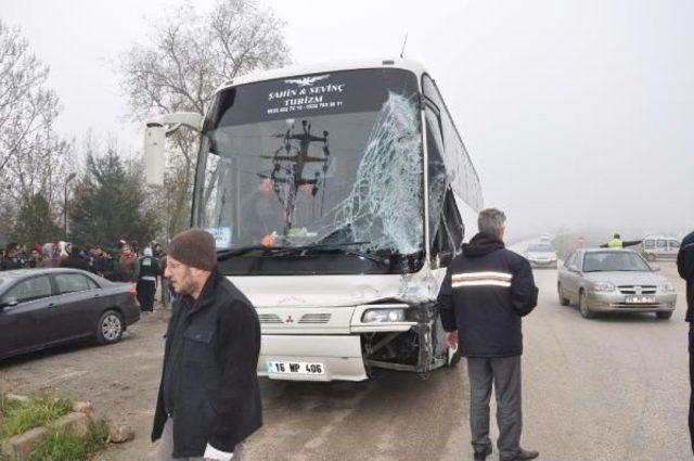 U.&uuml;. Amerikan Futbol Takımını Taşıyan Otob&uuml;s Kamyonete &Ccedil;arptı: 1 Yaralı 1
