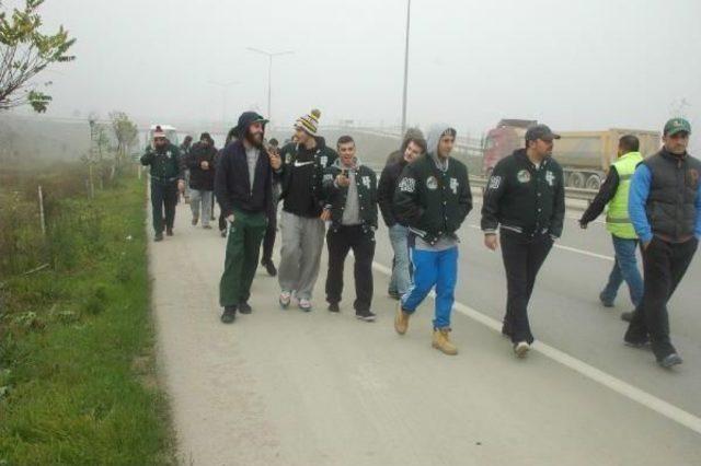 U.&uuml;. Amerikan Futbol Takımını Taşıyan Otob&uuml;s Kamyonete &Ccedil;arptı: 1 Yaralı 2