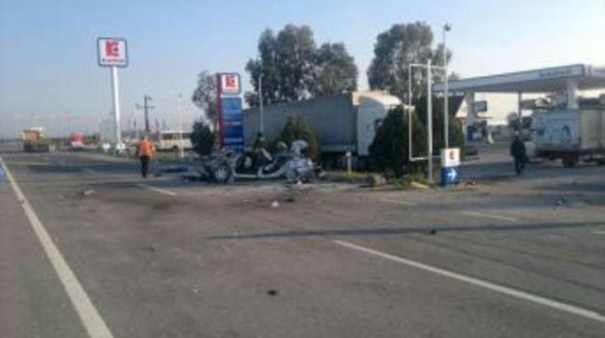 Lastiği Patlayan Otomobil Karşı Şeride Ge&ccedil;ti: 6 &Ouml;l&uuml;, 1 Yaralı