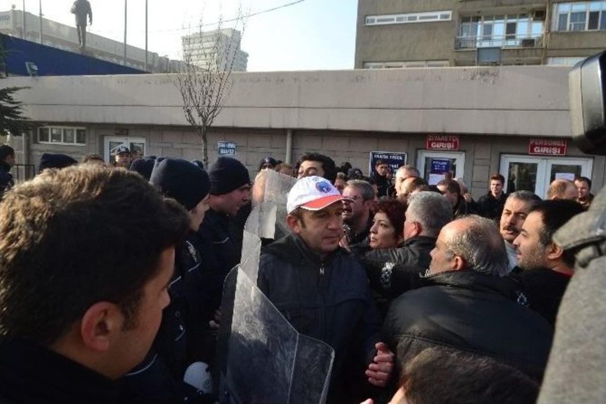 Ankara Emniyet M&uuml;d&uuml;rl&uuml;ğ&uuml; &Ouml;n&uuml;nde Eğitim-iş &Uuml;yelerine Biber Gazlı M&uuml;dahale