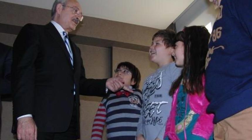 Kılı&ccedil;daroğlu İzmir'de Fidan Dağıttı (2)