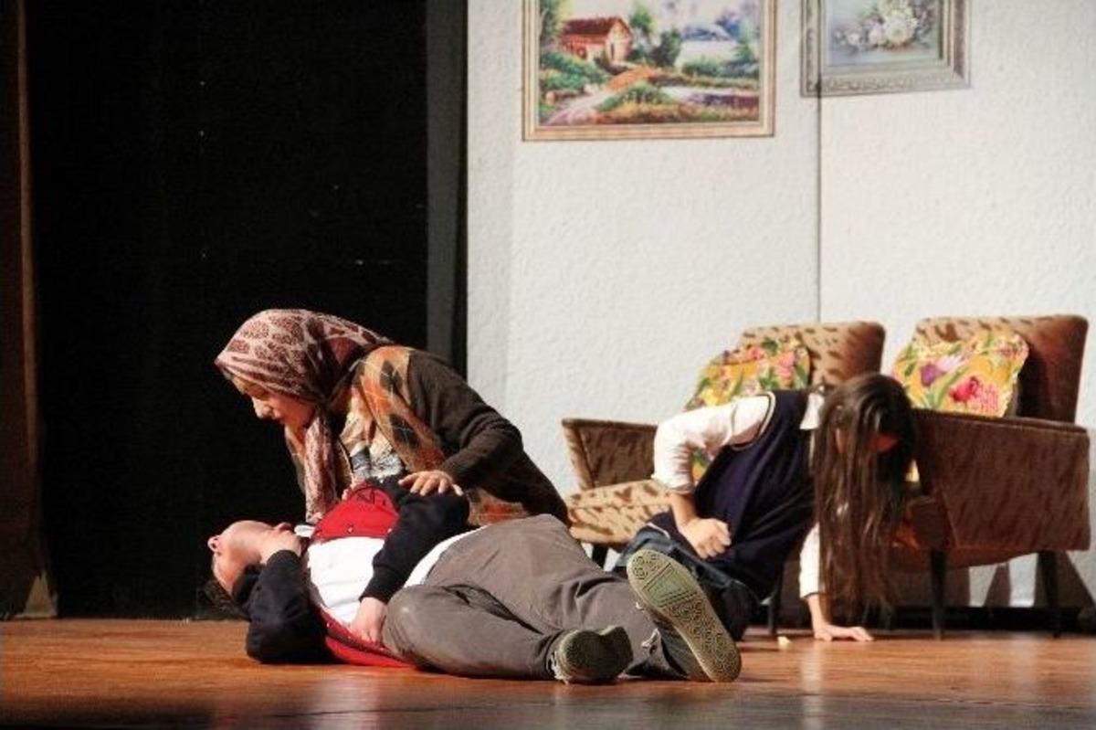 Polis Yazdı, &Uuml;niversite &Ouml;ğrencileri Oynadı