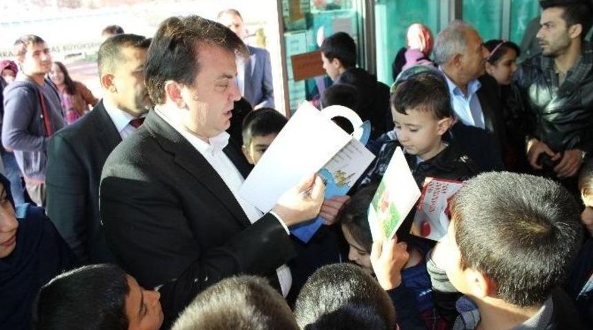 Kitap Fuarında &Ccedil;ocukların İmza Yarışı