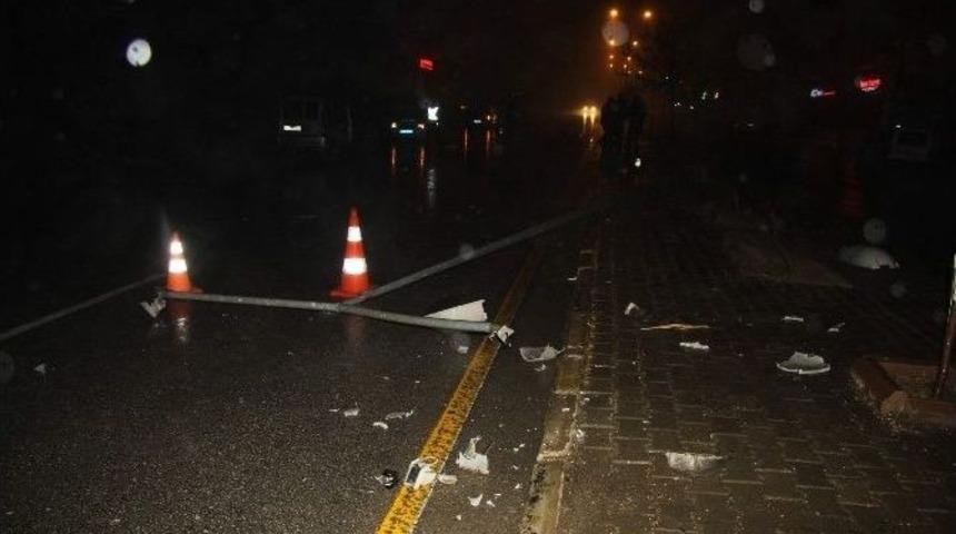 Ticari Ara&ccedil; Kayganlaşan Yolda Elektrik Direğine &Ccedil;arptı: 3 Yaralı