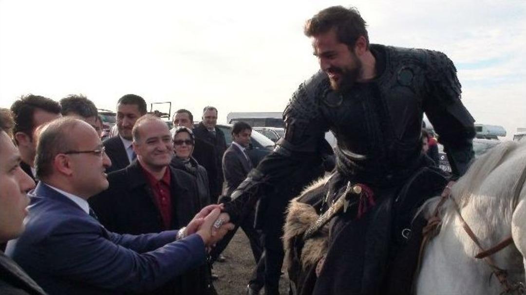 Başbakan Yardımcısı Akdoğan, &lsquo;diriliş Ertuğrul&rsquo;un Setini Ziyaret Etti