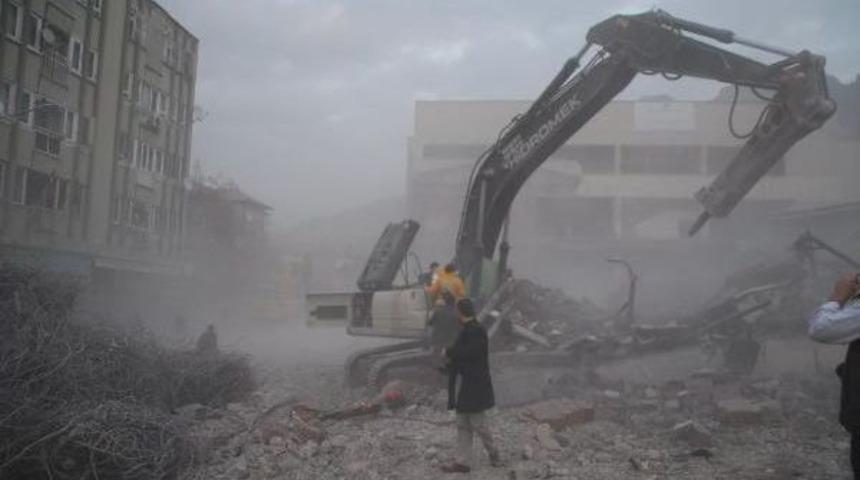 İşhanı Yıkımında &Ccedil;&ouml;kme: 1 İş&ccedil;i Kurtarıldı, 1 İş&ccedil;iye Ulaşılmaya &Ccedil;alışılıyor