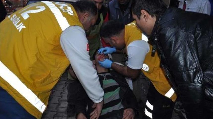 A&ccedil;lıktan Başı D&ouml;nen Suriyeli, Merdivenlerden Yuvarlanarak Yaralandı