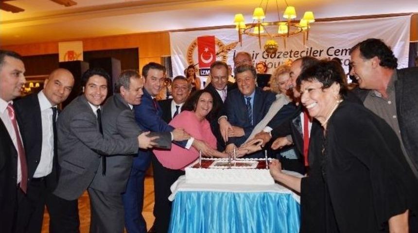 İzmirli Gazetecilerin Yılbaşı Balosu Kuşadası&rsquo;nda Yapıldı