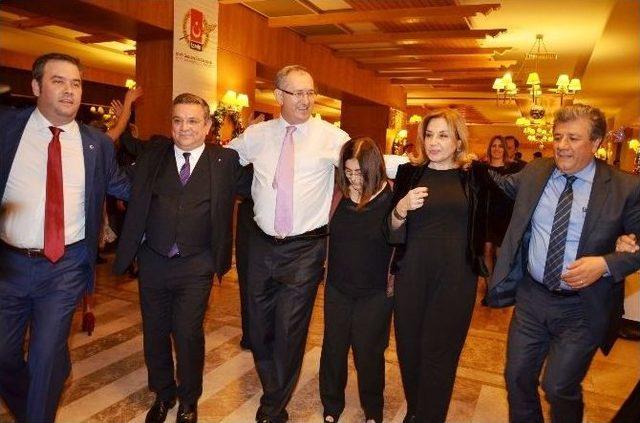 İzmirli Gazetecilerin Yılbaşı Balosu Kuşadası’nda Yapıldı