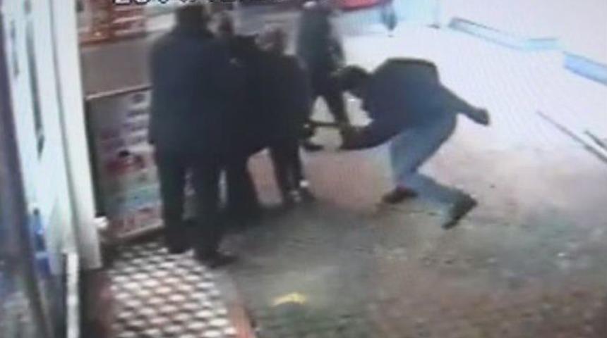 Yengesini Sopayla D&ouml;vd&uuml;, Dostunu Hastanelik Etti