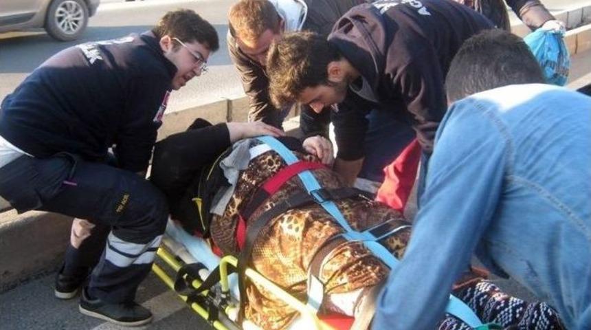 Karşıya Ge&ccedil;mek İsterken Kamyonet &Ccedil;arptı