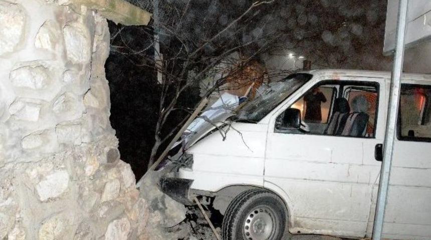 Manisa&rsquo;da Alkol Ve Sisli Hava Kazayı Beraberinde Getirdi