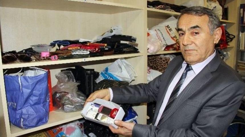 Tramvaylarda Unutulan Eşyalar "yok Artık" Dedirtiyor