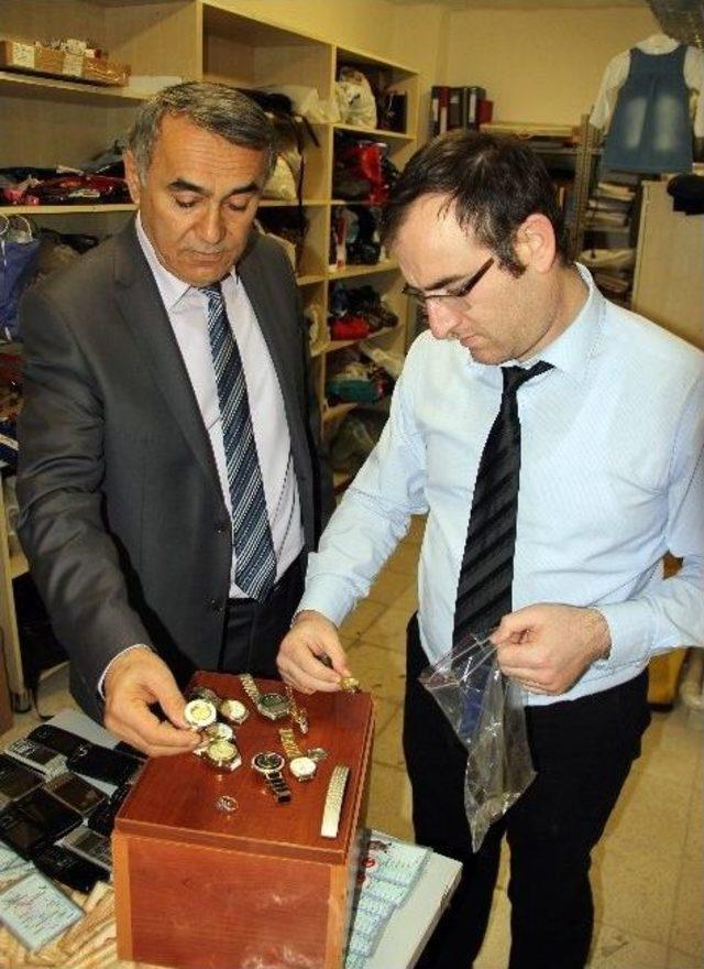 Tramvaylarda Unutulan Eşyalar "yok Artık" Dedirtiyor 2