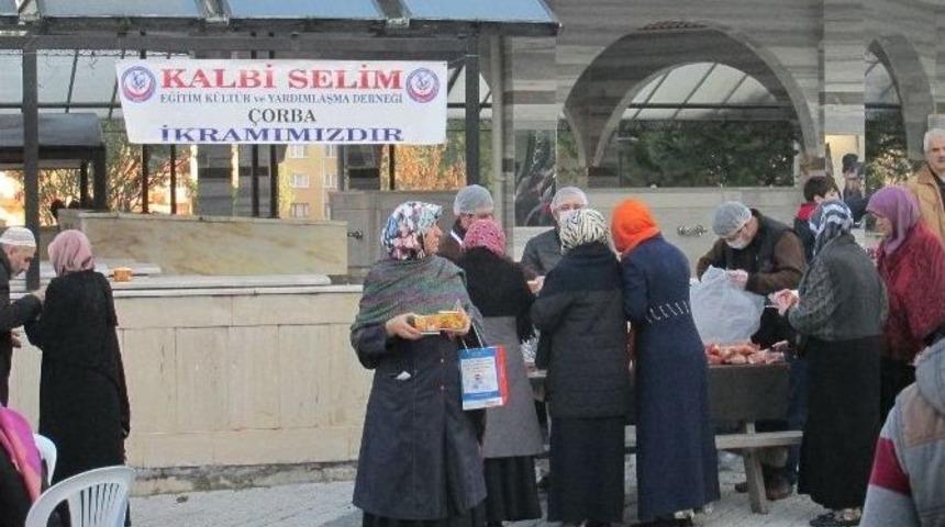 Sabah Namazına Gelen 2 Bin Kişiye &Ccedil;orba İkram Edildi