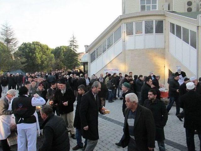 Sabah Namazına Gelen 2 Bin Kişiye &Ccedil;orba İkram Edildi 1