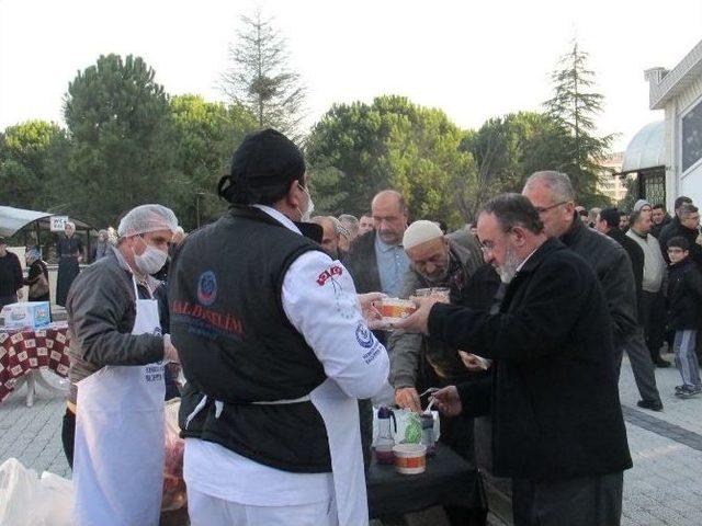 Sabah Namazına Gelen 2 Bin Kişiye &Ccedil;orba İkram Edildi 2