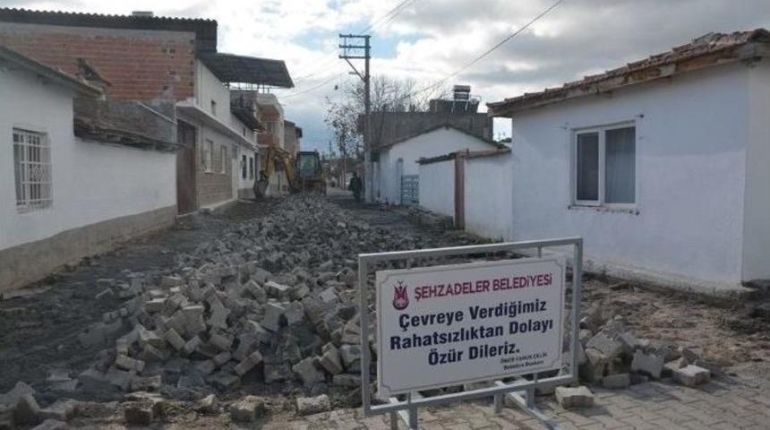 Şehzadeler Belediyesi Yenik&ouml;y&rsquo;de Kilitli Parke Taşı D&ouml;şedi