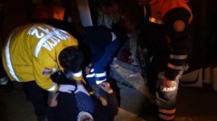 Yoldan &Ccedil;ıkan Tır Yan Yattı