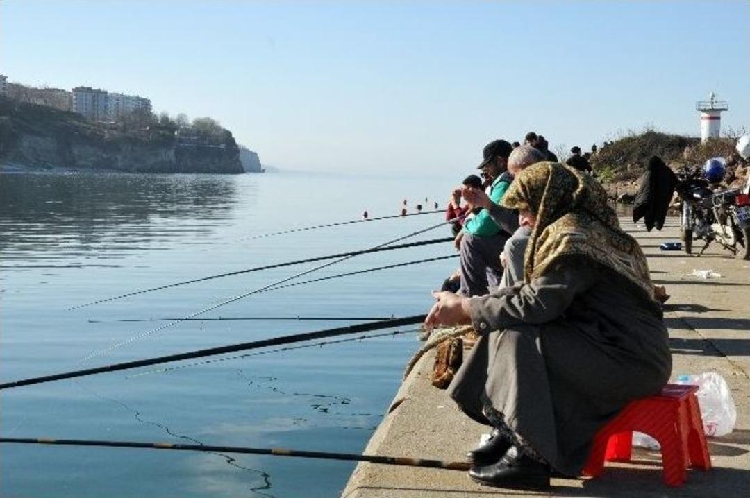 72 Yaşındaki Fadime Ninenin Olta Balık&ccedil;ılığı Merakı