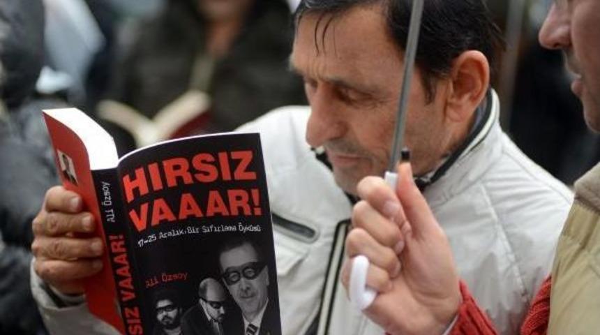 17-25 Aralık Soruşturmalarının Yıld&ouml;n&uuml;m&uuml;nde Kitap Okumalı Protesto
