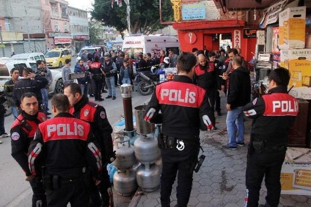 Adana&rsquo;da T&uuml;k&uuml;r&uuml;k Kavgası: 1&rsquo;i Ağır 3 Yaralı