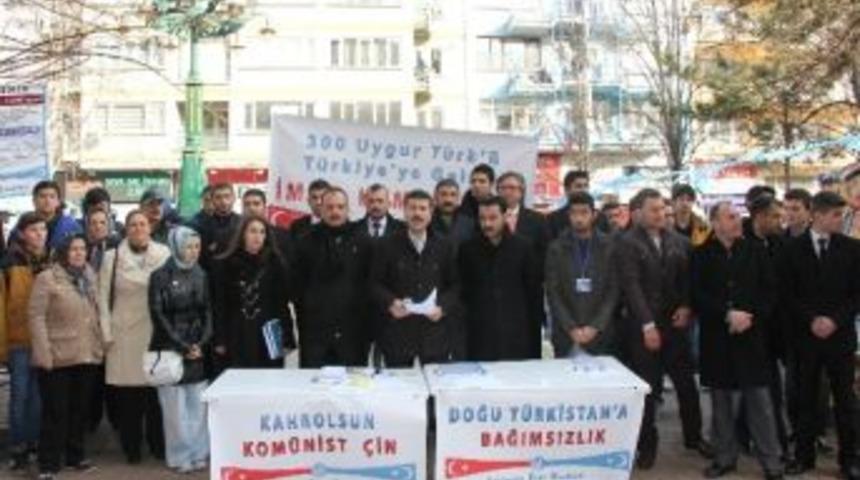 &Uuml;lk&uuml;c&uuml;lerden 300 Uygur T&uuml;rk&uuml; İ&ccedil;in İmza Kampanyası