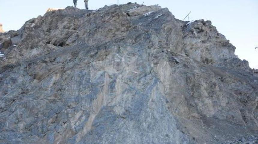 Hakkari'de, Kayalıklarda İntihar Girişimi