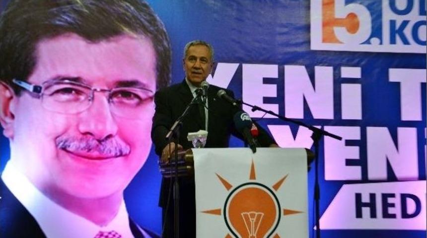 Arın&ccedil;, Atas&ouml;zleriyle Salonu G&uuml;lmekten Kırdı Ge&ccedil;irdi